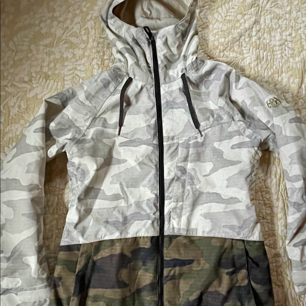 Women’s 686 snowboard/ski jacket. Worn twice